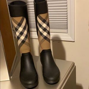 Burberry rain boots 😍